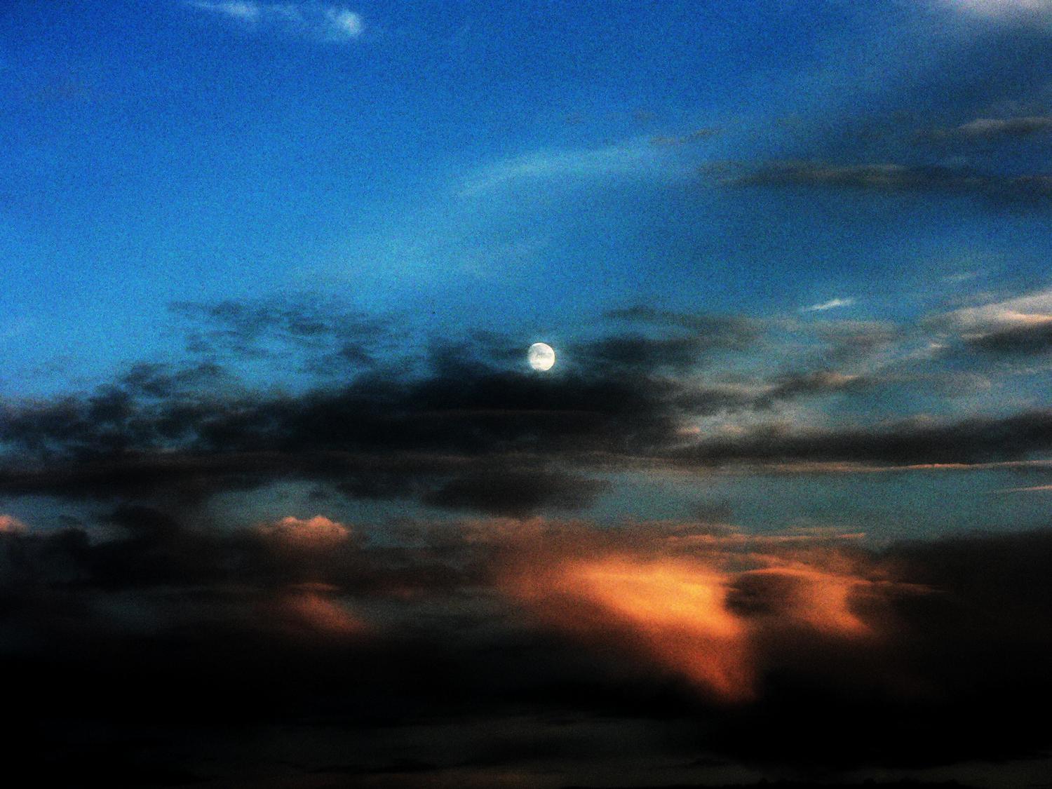  - The moon at sunset - Panasonic DMC-FZ5 - Tony Karp, design, art, photography, techno-impressionist, techno-impressionism, aerial photography , drone , drones , dji , mavic pro , video , 3D printing - Books -